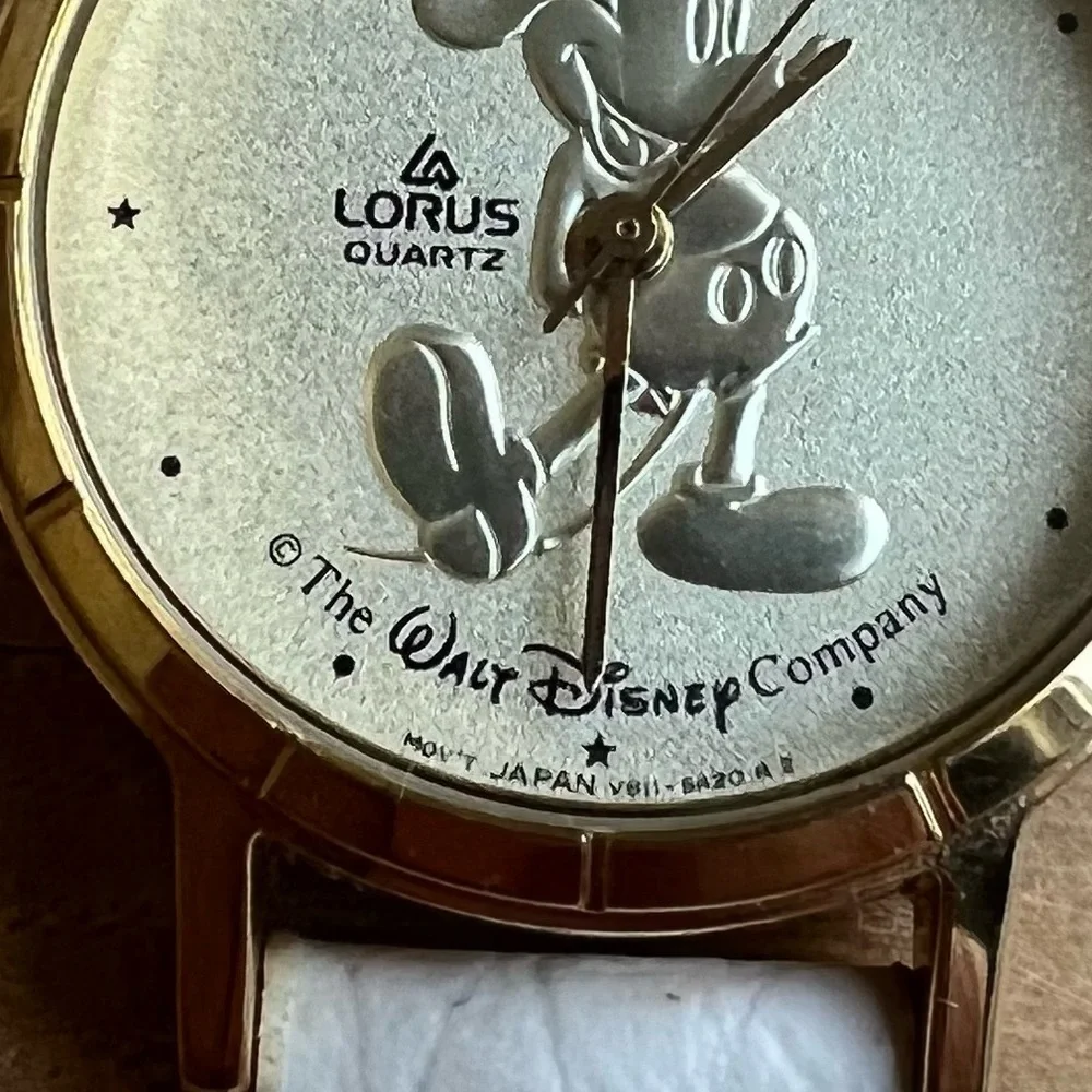 Lorus ladies Disney Mickey Mouse gold tone watch NEW BATTERY